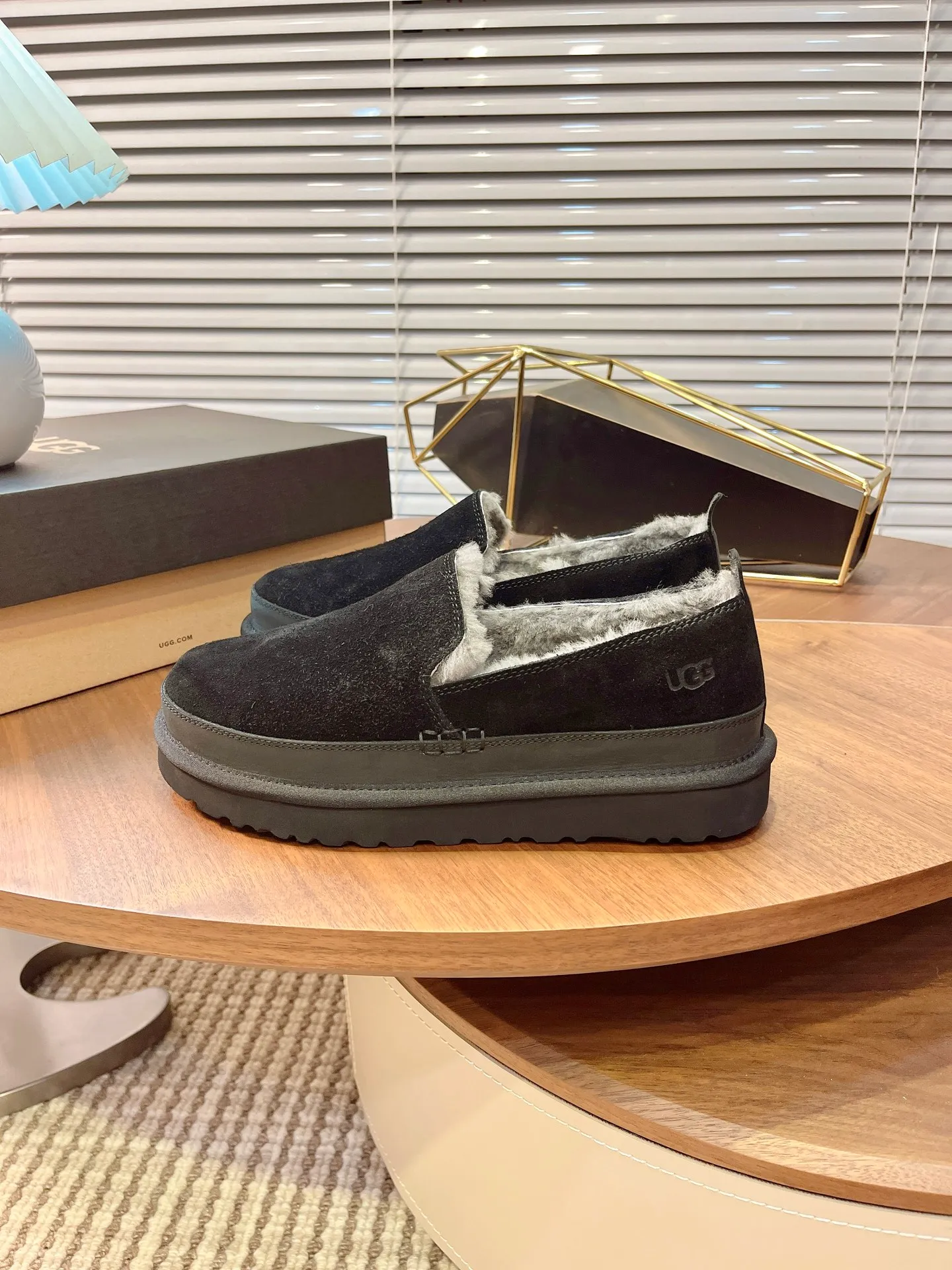 【UGG】 P: 520💰 Size: 39-45 2025 new style 𝑼𝑮𝑮•Men's ◾️. Men's winter snow boots and fur shoes. The matching coefficient is also 100%. 💥Good-looking✨Fully fashionable and full of aura when put on📈 Upper: High-quality cow suede Lining: Sheep fur integrated🐑Wool lining Outsole: EVA anti-slip outsole.